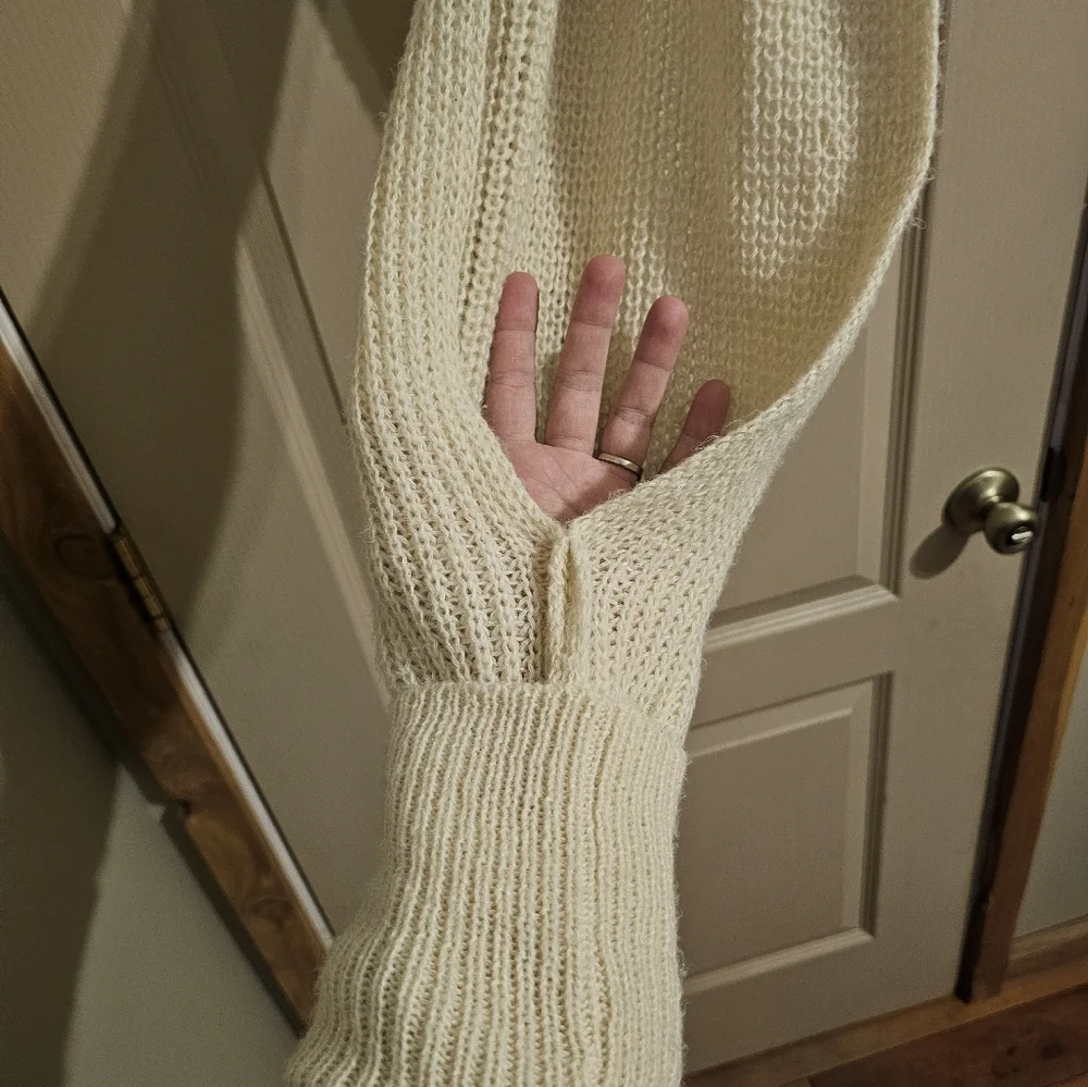 Long cream colored scarf with arm holes to keep warm - Picture 2 of 3